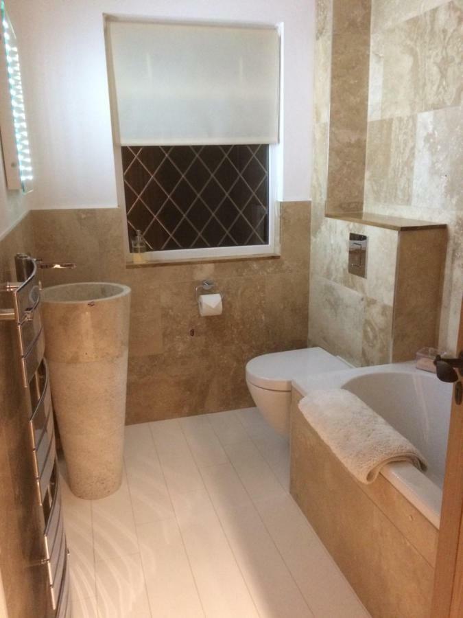 West Lodge B&B 헤일셤 외부 사진