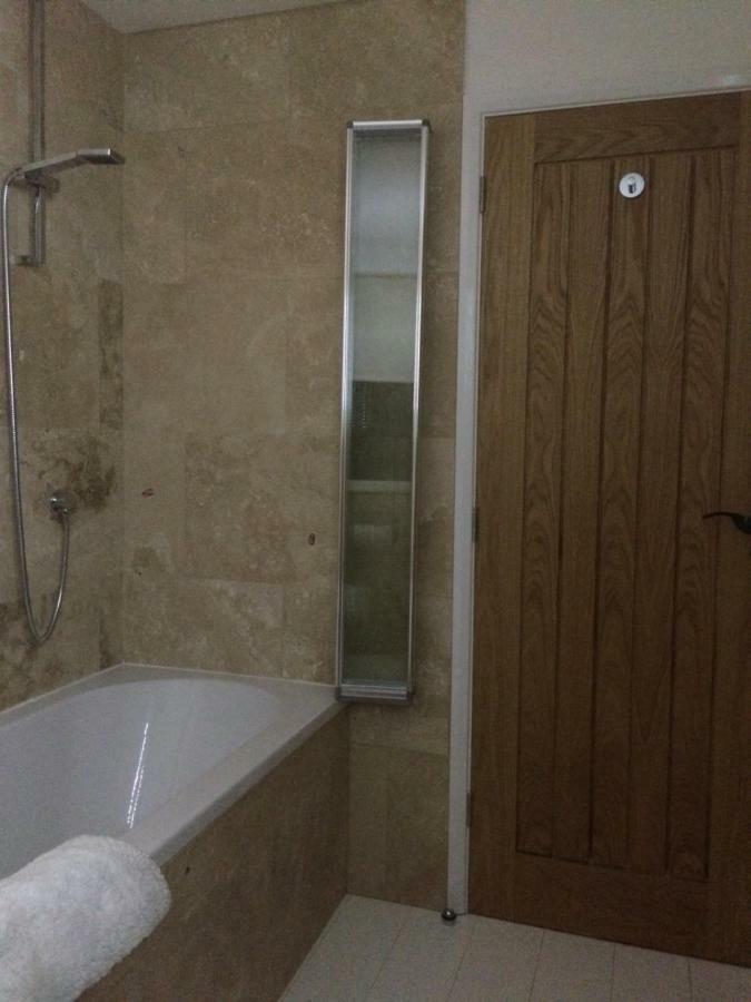 West Lodge B&B 헤일셤 외부 사진